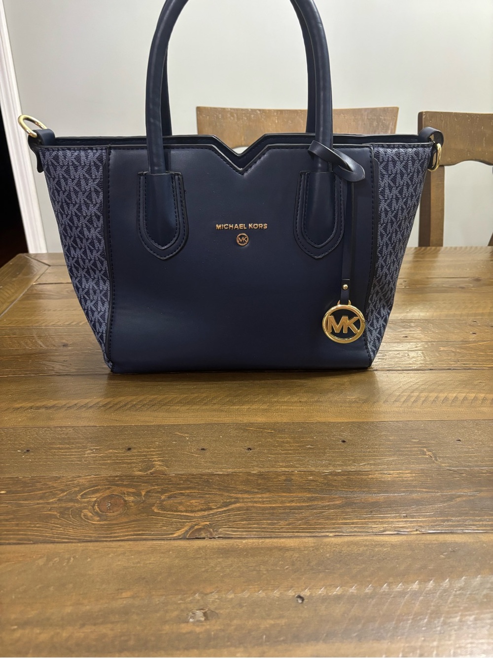 Michael Kors Navy Logo Tore with Matching Pouch - Picture 2 of 14